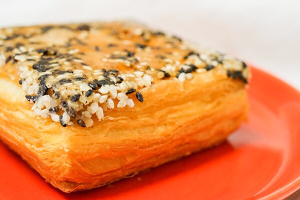 【外カリ&中ふわ】セブン「おさつクレームブリュレ」は “二面性”が楽しめる！