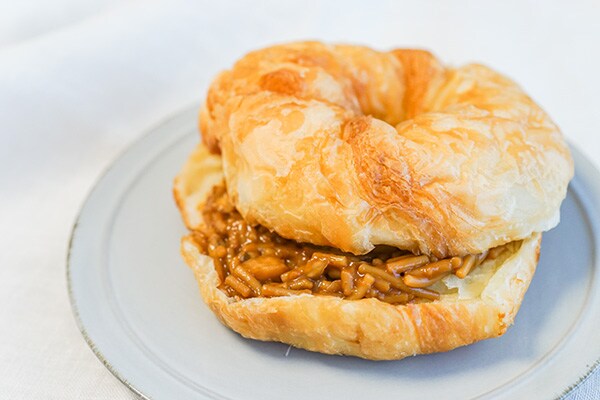 炭水化物×炭水化物! ローソンの揚げパン焼きそばはガツン系!