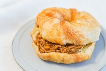 炭水化物×炭水化物！ ローソンの揚げパン焼きそばはガツン系！