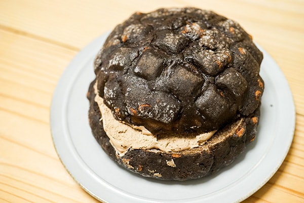 【ローソン新商品】ウマイと話題だった「黒いメロンパン」が復活！