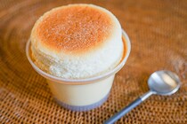 2種類の味を同時に楽しめる！ファミマの新スイーツはスフレとプリン