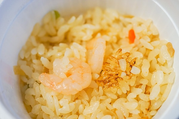 【セブン】冷凍チャーハンをカップにするとこんなにも手軽になるのか