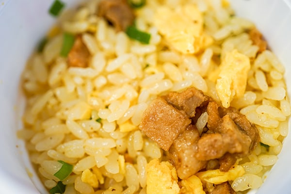 【セブン】冷凍チャーハンをカップにするとこんなにも手軽になるのか