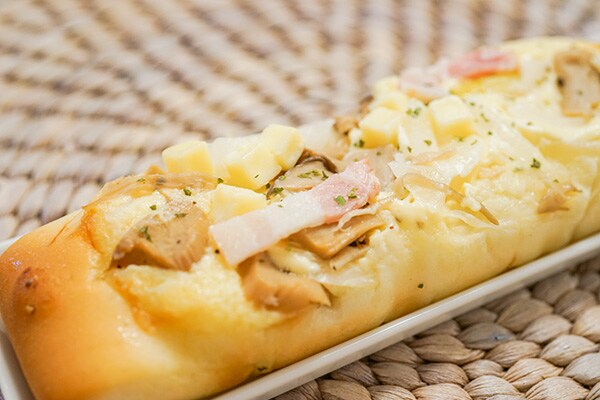 神ウマイと話題だったセブンの「きのことチーズのパン」が帰ってきた!