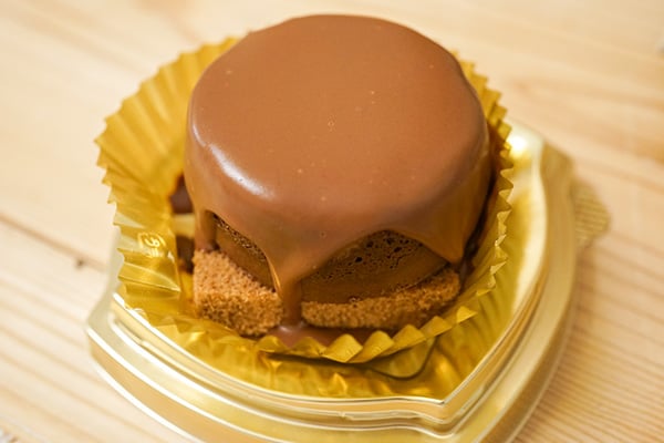 上品な甘さで美味！ファミマの「ザッハトルテ」を食べてみた