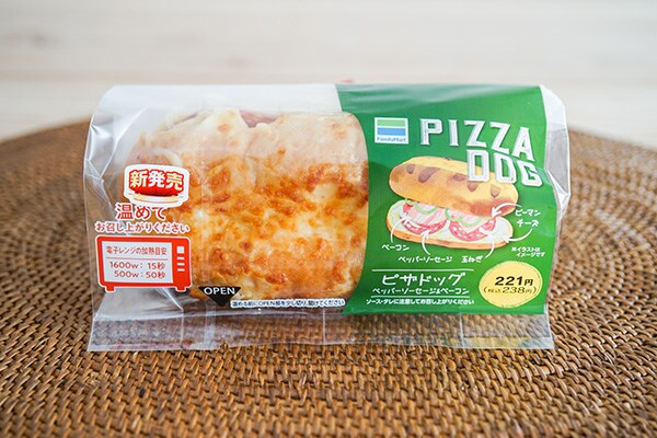 チーズがとろ~り!ファミマ「ピザドッグ」は食べ応え十分!