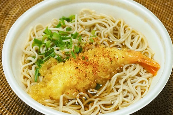 年越しそばにもいいかも!ローソンの「海老天そば」が安定のおいしさ