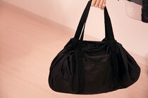 無印「絞るだけで包めるバッグ」が予想以上に便利でした