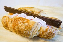 セブンの「いちごホイップ＆チョコクロワッサン」はホイップとチョコのバランスが絶妙！