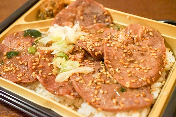 ローソンの「牛タン重」と「すき焼きおにぎり」は高いけどウマイ！