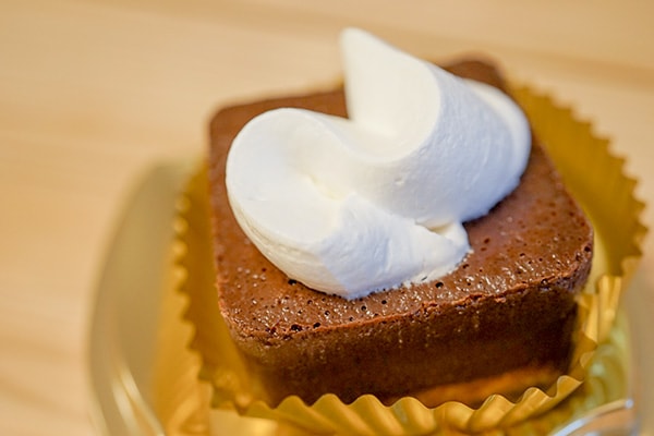 しっとり濃厚！ファミマ×ケンズカフェ東京「テリーヌ・ガトーショコラ」