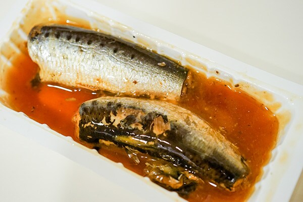 ウマイと話題!ローソンの「いわしの梅煮」を食べてみた