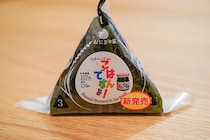 海苔×海苔だけどウマイ！ローソンの「ごはんですよ！」おにぎり