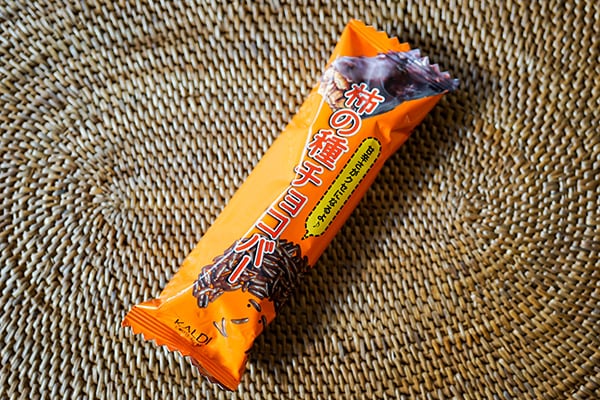 甘くて香ばしい！カルディの「柿の種チョコバー」がザクザクでウマい！