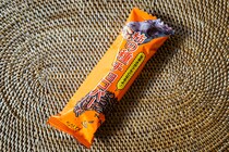 甘くて香ばしい！カルディの「柿の種チョコバー」がザクザクでウマい！