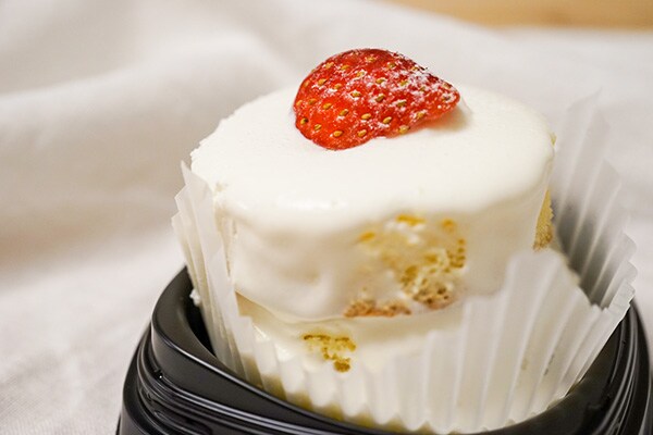 甘酸っぱい♪ローソン「苺のキャンドルケーキ」は見た目も味も◎