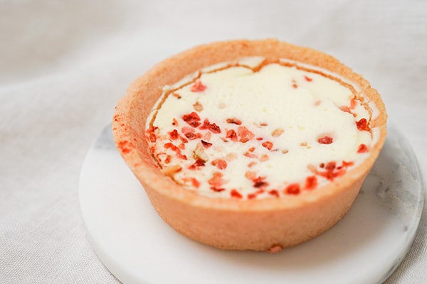 淡いピンクがかわいい♪ローソン「いちごのショコラタルト」は爽やか仕立て!