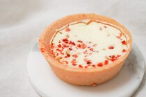 淡いピンクがかわいい♪ローソン「いちごのショコラタルト」は爽やか仕立て！