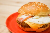 定番だけどボリューム満点！セブンの新作バーガーが超ウマい！