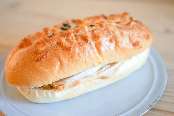 【ファミマ】ピザドッグの新作は甘辛ソースがたまらない！