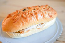 【ファミマ】ピザドッグの新作は甘辛ソースがたまらない！