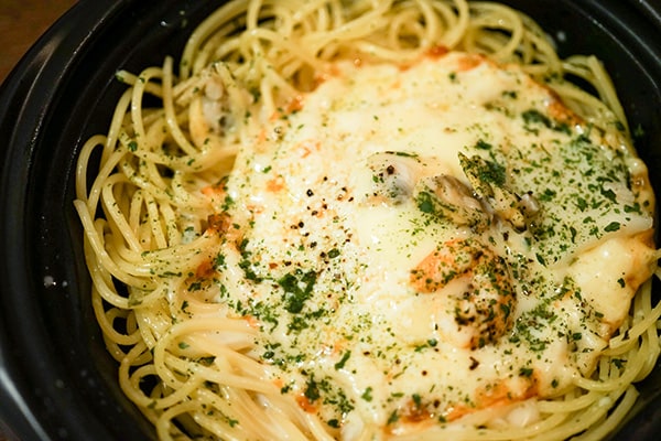 新商品「4種のチーズとシーフードのとろ～り焼チーズパスタ」にローソンの本気を見た