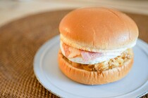 意外と合う！ファミマ「お好み焼き風バーガー」がまさかのウマさ