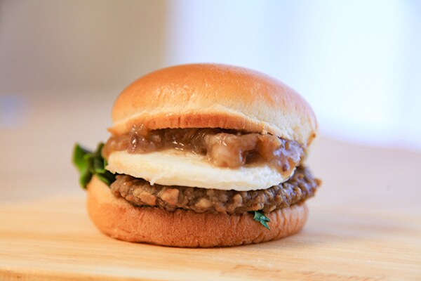 【食べてみた】ファミマの「すき焼きバーガー」はどんな味?