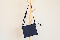 シンプルで使いやすい！無印の「撥水サコッシュ」が大活躍の予感