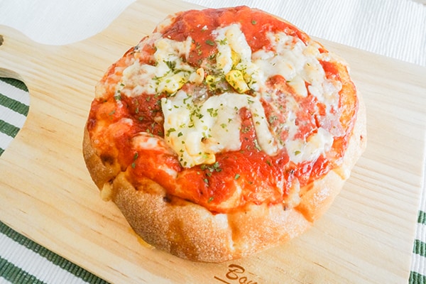 セブンの「もっちりピザパン」は具だくさんで贅沢♪