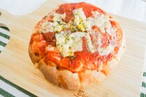 セブンの「もっちりピザパン」は具だくさんで贅沢♪