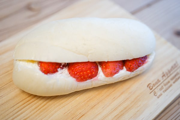 甘酸っぱくてジューシー!ローソンの苺を使った「ふんわりコッペ」