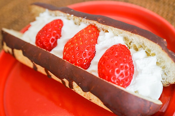 【ファミマ新商品】Wクリームエクレアにいちごがトッピングされた!?