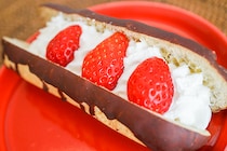 【ファミマ新商品】Wクリームエクレアにいちごがトッピングされた!?