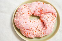 意外とすっきり！ファミマの「いちごモッチ」は爽やかなおいしさでした