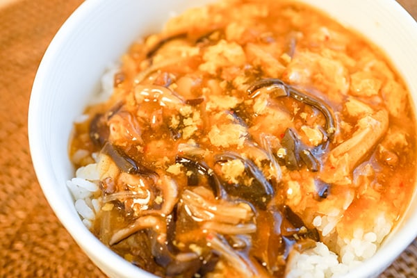 「おいしい」と話題!カルディのご飯にかけるサンラータンを食べてみた