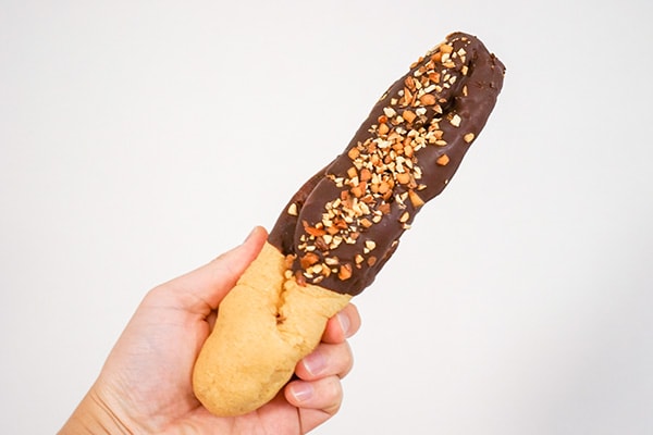 2つの味を楽しめる! ローソンの「金棒エクレア」は良コスパ