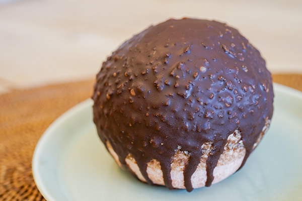 食べづらいけどめちゃウマイ!セブンの「チョコがけいちごもこ」