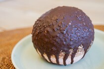 食べづらいけどめちゃウマイ！セブンの「チョコがけいちごもこ」