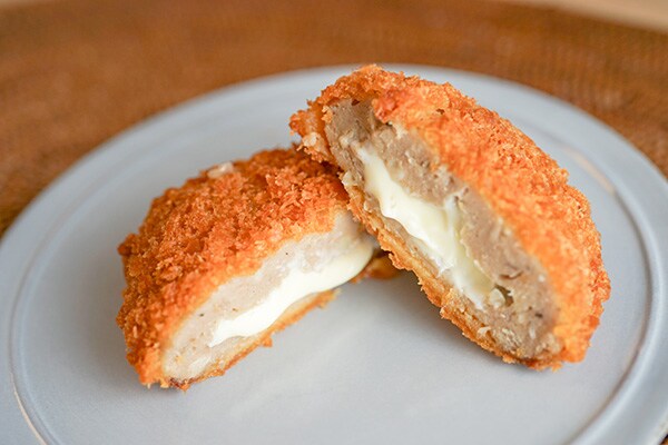 サクッ!とろ~り!ファミマの「Wチーズメンチカツ」がナイスです