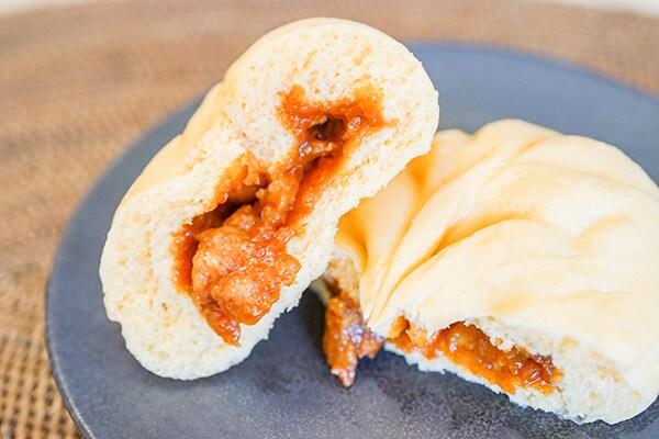 ファミマの「ヤンニョムチキンまん」はピリ辛でウマイ!