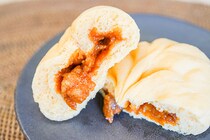 ファミマの「ヤンニョムチキンまん」はピリ辛でウマイ！