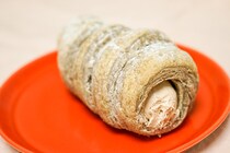 意外とすっきり！甘すぎないファミマの「冷やして食べるパイコロネ」