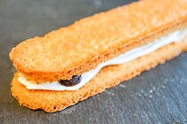 リピ者続々!? ファミマの「クッキーのクリームサンド」がウマイと話題に