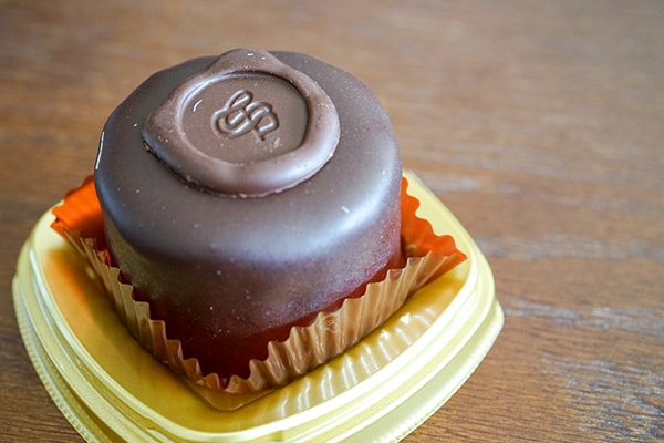 本場の味!? セブンのザッハトルテはシャリシャリ食感