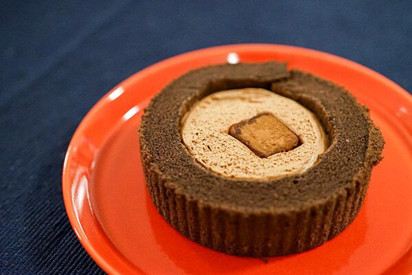 濃厚なチョコを楽しめる！ローソンの「生チョコロールケーキ」