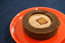 濃厚なチョコを楽しめる！ローソンの「生チョコロールケーキ」