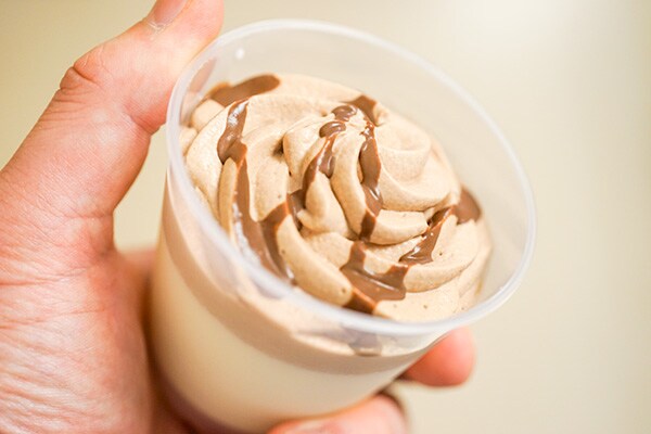 セブンの「チョコホイップのミルクプリン」は飲みものだ!
