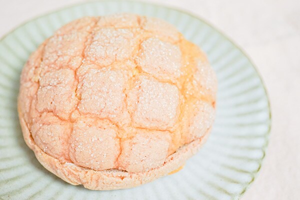 じわじわおいしくなる!?ローソン「いちごづくしのメロンパン」