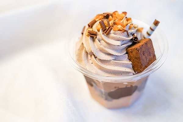 チョコ好き必見！ローソンの「濃深生チョコパフェ」を食べてみた